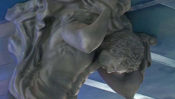 Скульптура Атланта поддерживает новую диспетчерскую вышку Шереметьево