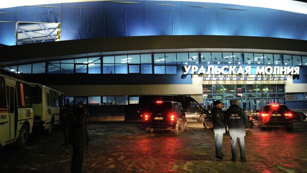 Сотрудники МЧС разворачивают оперативный штаб в ледовом дворце Уральская молния