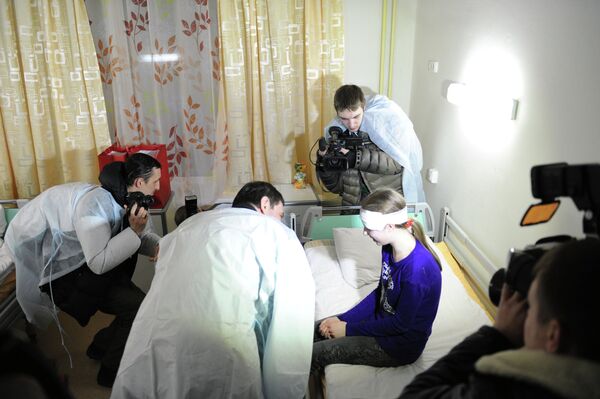 Губернатор Челябинской области (в центре) разговаривает с девочкой, пострадавшей при падении метеорита