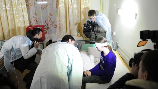 Губернатор Челябинской области (в центре) разговаривает с девочкой, пострадавшей при падении метеорита