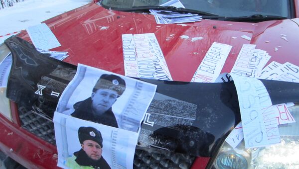 Плакаты на автомобиле-участнике автопробега в память о погибшей в ДТП девушке