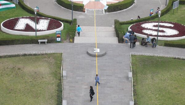 Линия экватора в Эквадоре. Архив