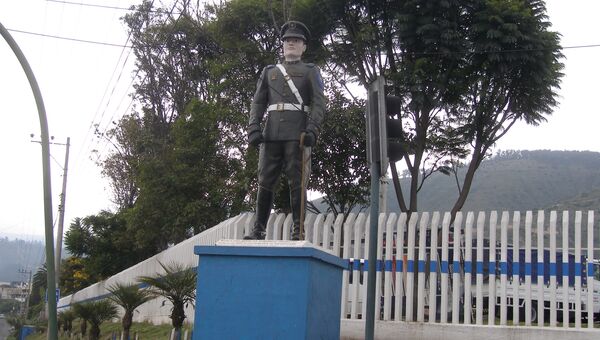 Памятник полицейскому у высшей школы полиции Эквадора. Архив