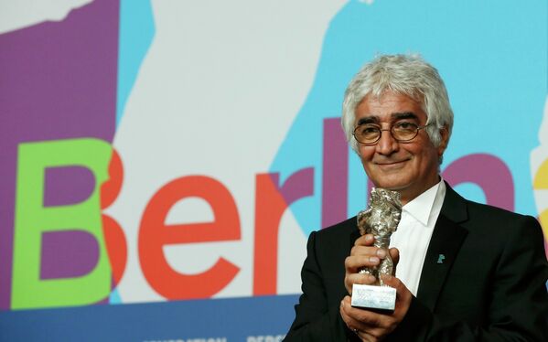 Режиссер Камбузия Партови получает награду 63-го Берлинского кинофестиваля Золотого медведя