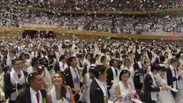 Тысячи новобрачных осыпали конфетти на массовой свадьбе в Южной Корее