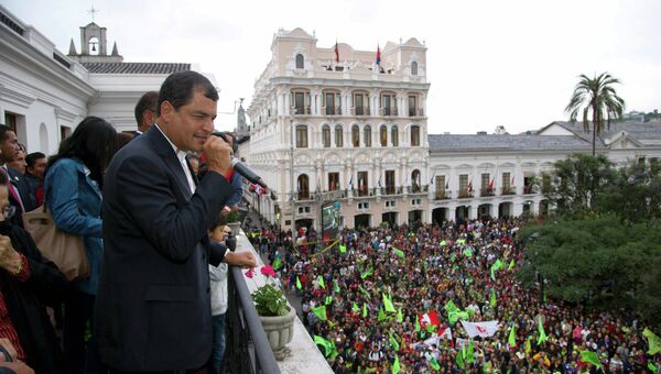 Рафаэль Корреа обращается к собравшимся у президентского дворца