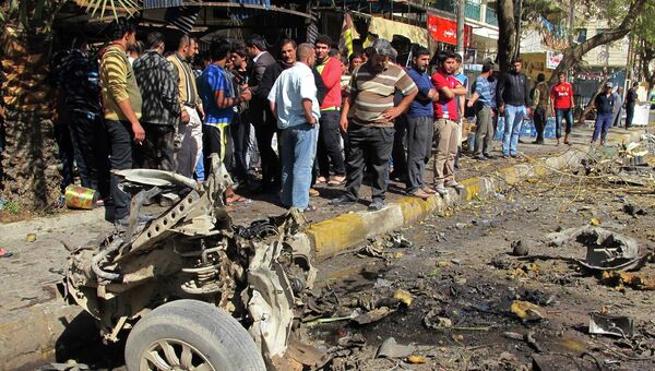Последствия взрыва автомобиля в Багдаде