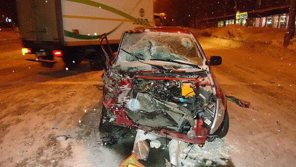 Грузовик врезался в легковушку в Томске, пострадали 6 человек