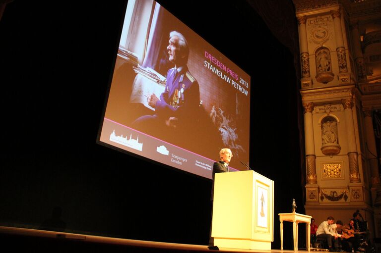 Российскому офицеру Станиславу Петрову вручена Дрезденская премия за предотвращение ядерной войны