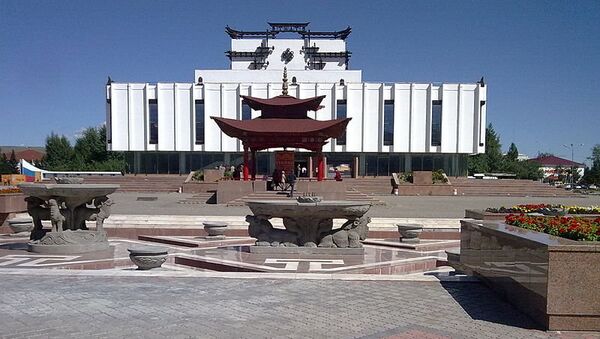 Музыкальный драматический театр и буддийский молитвенный барабан в Кызыле, архивное фото