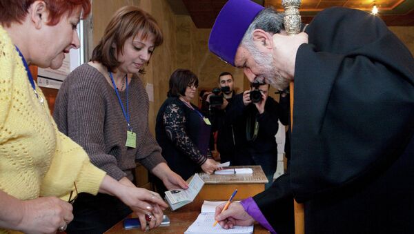 Верховный Патриарх и Католикос всех армян Гарегин II принимает участие в голосовании на выборах