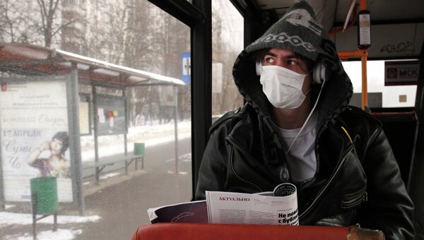 Молодой человек в защитной маске в московском автобусе