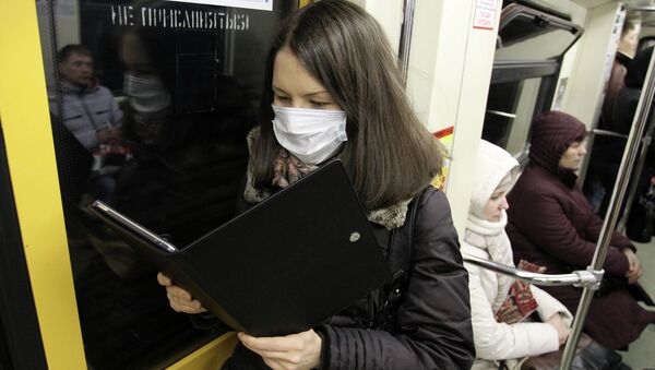 Девушка в защитной маске книгу в метро. Архив