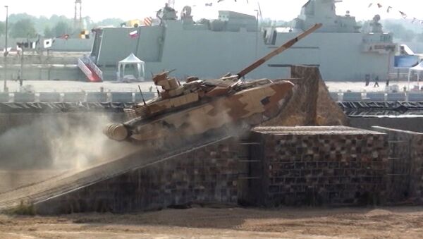 Маневренный Т-90С взбирался на горки и пускал дым на выставке в Абу-Даби