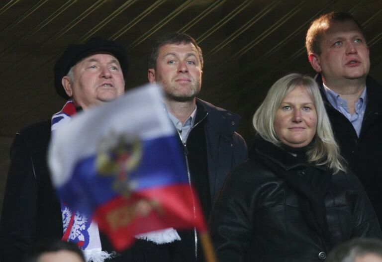 Юрий Лужков, Роман Абрамович, Елена Батурина. Матч за выход на Чемпионат Мира-2010 по футболу: Россия – Словения Юрий Лужков, Роман Абрамович, Елена Батурина. Матч за выход на Чемпионат Мира-2010 по футболу: Россия – Словения