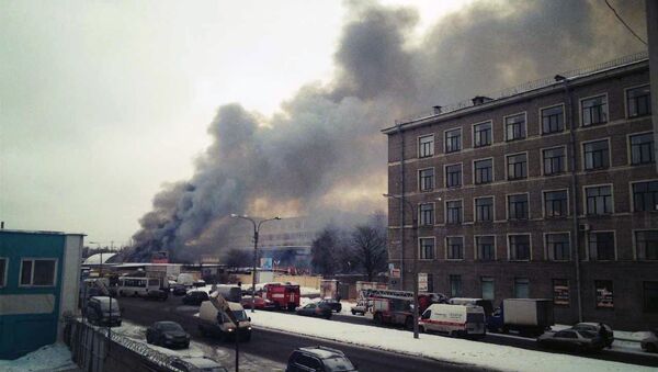 Металлический ангар горит в Санкт-Петербурге