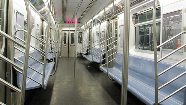 Вагон метро в Нью-Йоркской подземке