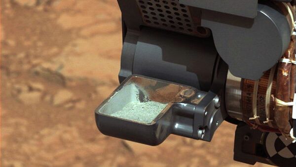 Каменный порошок в миниатюрном ковше на манипуляторе марсохода Curiosity