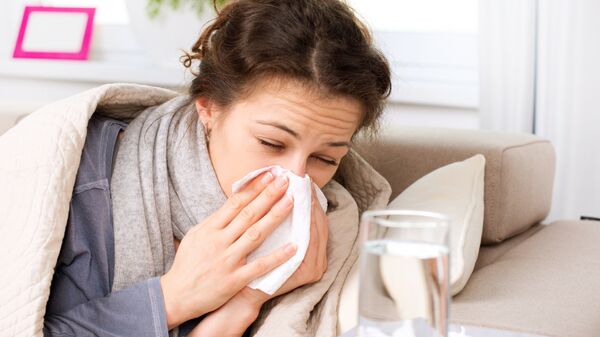 Женщина борется с гриппом