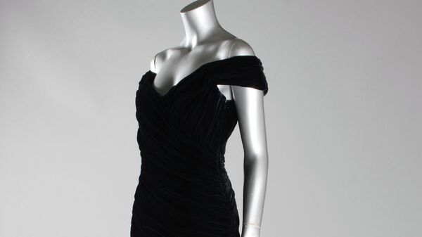 Платье из коллекции принцессы Дианы на аукционе Kerry Taylor Auctions