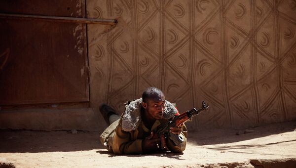Малийский солдат стреляет из АК-47 на севере страны. Архивное фото.