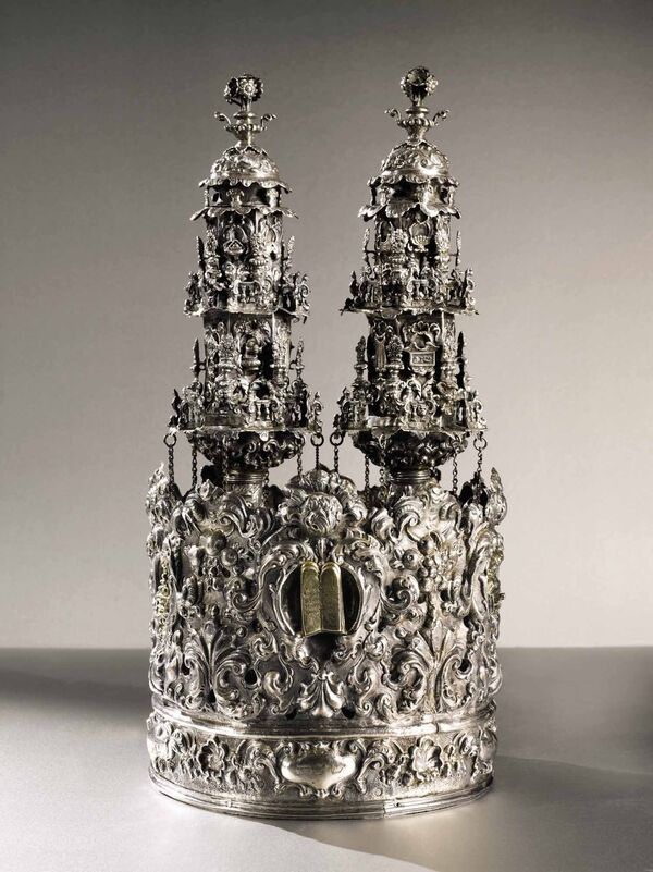 Уникальная итальянская серебряная корона и пара наверший Торы, Венеция, около 1730