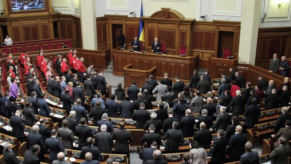 Депутаты исполняют гимн на новой сессии Верховной Рады Украины