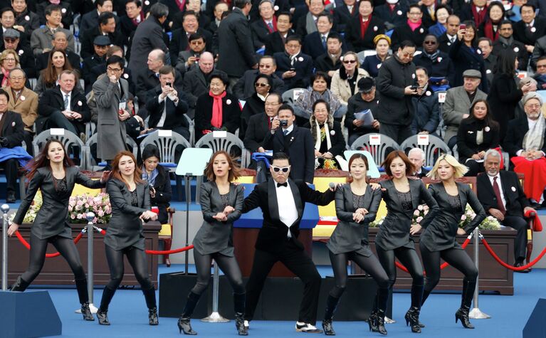 Южнокорейский певец PSY (Сай) выступает во время церемонии инаугурации президента Пак Кын Хе в Сеуле