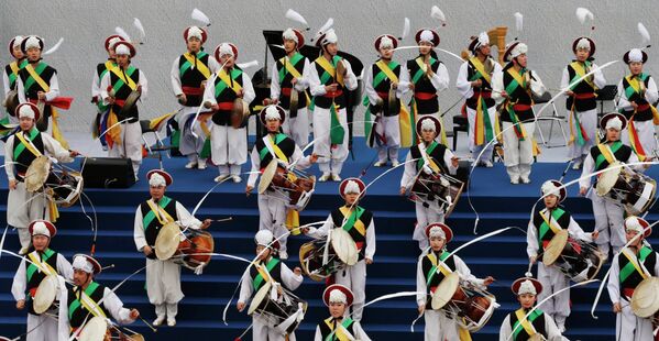 Танцоры во время церемонии инаугурации президента Южной Кореи Пак Кын Хе