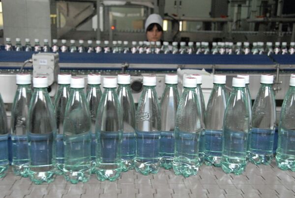 Бутылки с минеральной водой Боржоми