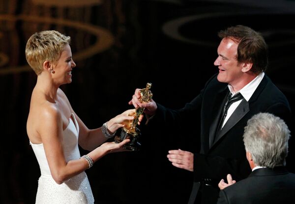 Шарлиз Терон вручает премию Оскар Квентину Тарантино за фильм Джанго освобождённый