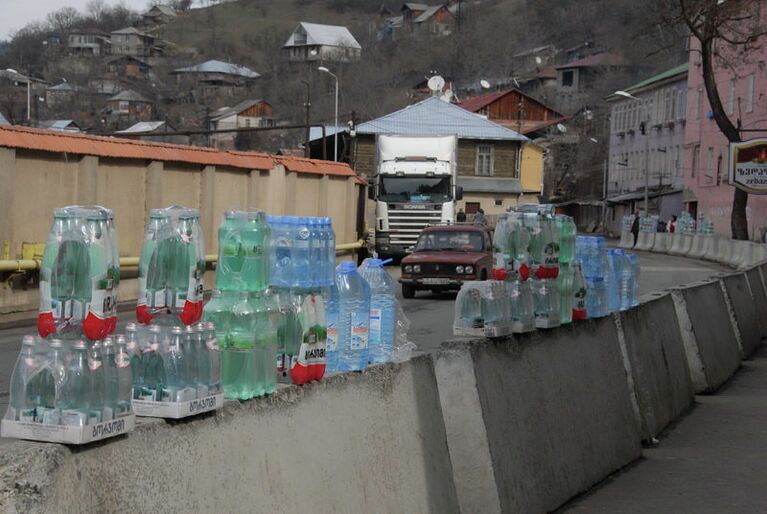 Бутылки с минеральной водой Боржоми