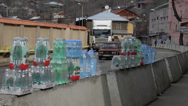 Бутылки с минеральной водой. Архив