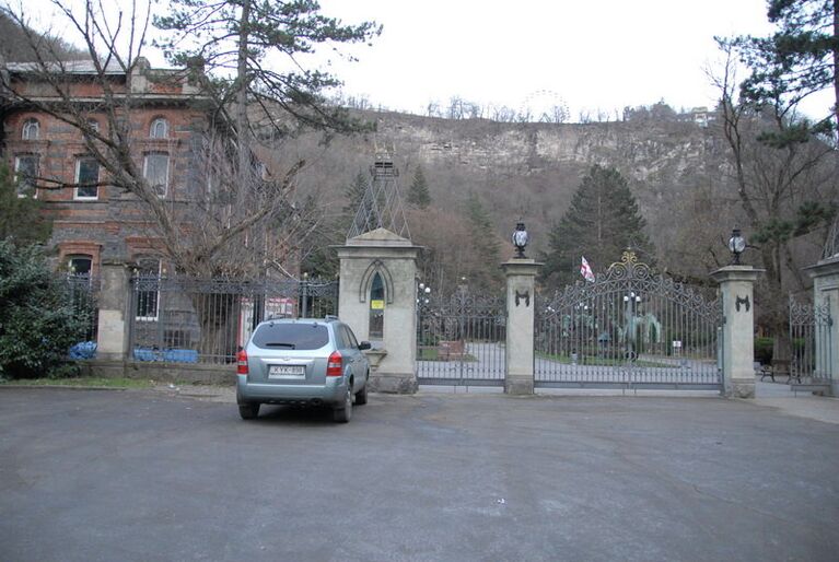 Главные ворота в парк минеральных вод в Боржоми
