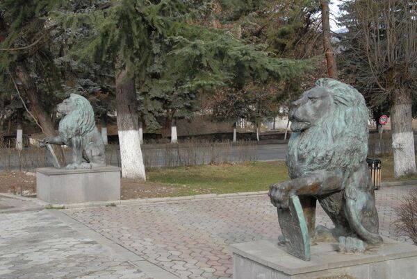 Cкульптуры львов у входа в парк минеральных вод в Боржоми