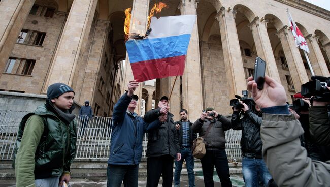 В центре Тбилиси сожгли российский флаг