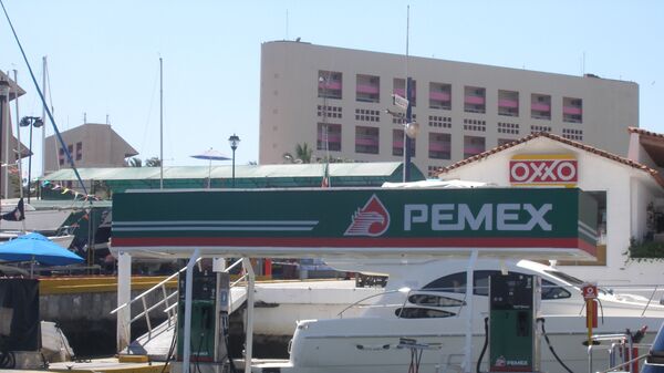 Заправка Pemex в гавани Пуэрто-Вальярты, Мексика, архивное фото