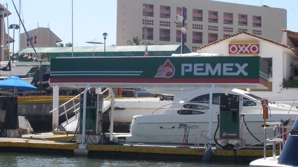 Заправка Pemex в гавани Пуэрто-Вальярты, Мексика. Архивное фото