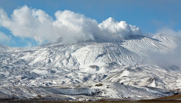 Вид на действующий вулкан Горелый, расположенный на юге Камчатки. Архив