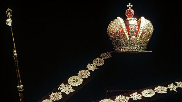 Большая императорская корона, скипетр и бриллиантовая цепь. Корона изготовлена в 1762 году ювелиром Позье к коронации императрицы Екатерины II.