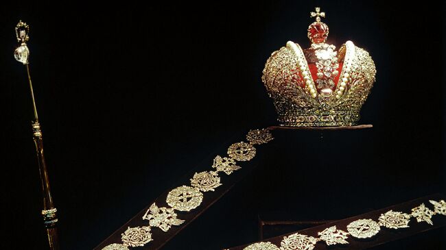 Большая императорская корона, скипетр и бриллиантовая цепь. Корона изготовлена в 1762 году ювелиром Позье к коронации императрицы Екатерины II.