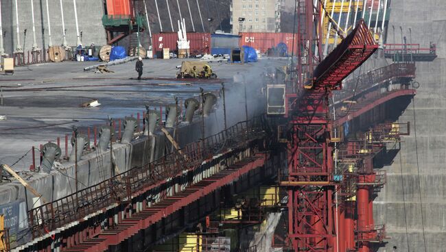 Последствия пожара на строящемся мосту во Владивостоке. Архив