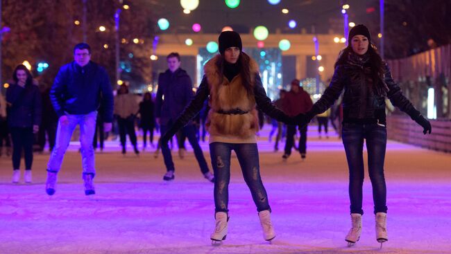 Посетители катка в Центральном парке культуры и отдыха имени Горького