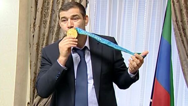 Борец Муртазалиев целовал медаль, которую решил вернуть МОК в знак протеста