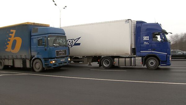 МКАД на замке: новые правила движения грузовиков по кольцевой автодороге