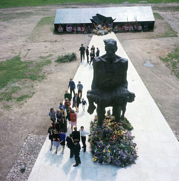 Скульптура Непокоренный человек в мемориальном комплексе Хатынь