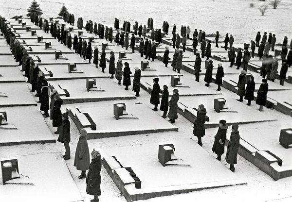 Участники поезда мира советской молодежи на мемориале в Хатыни
