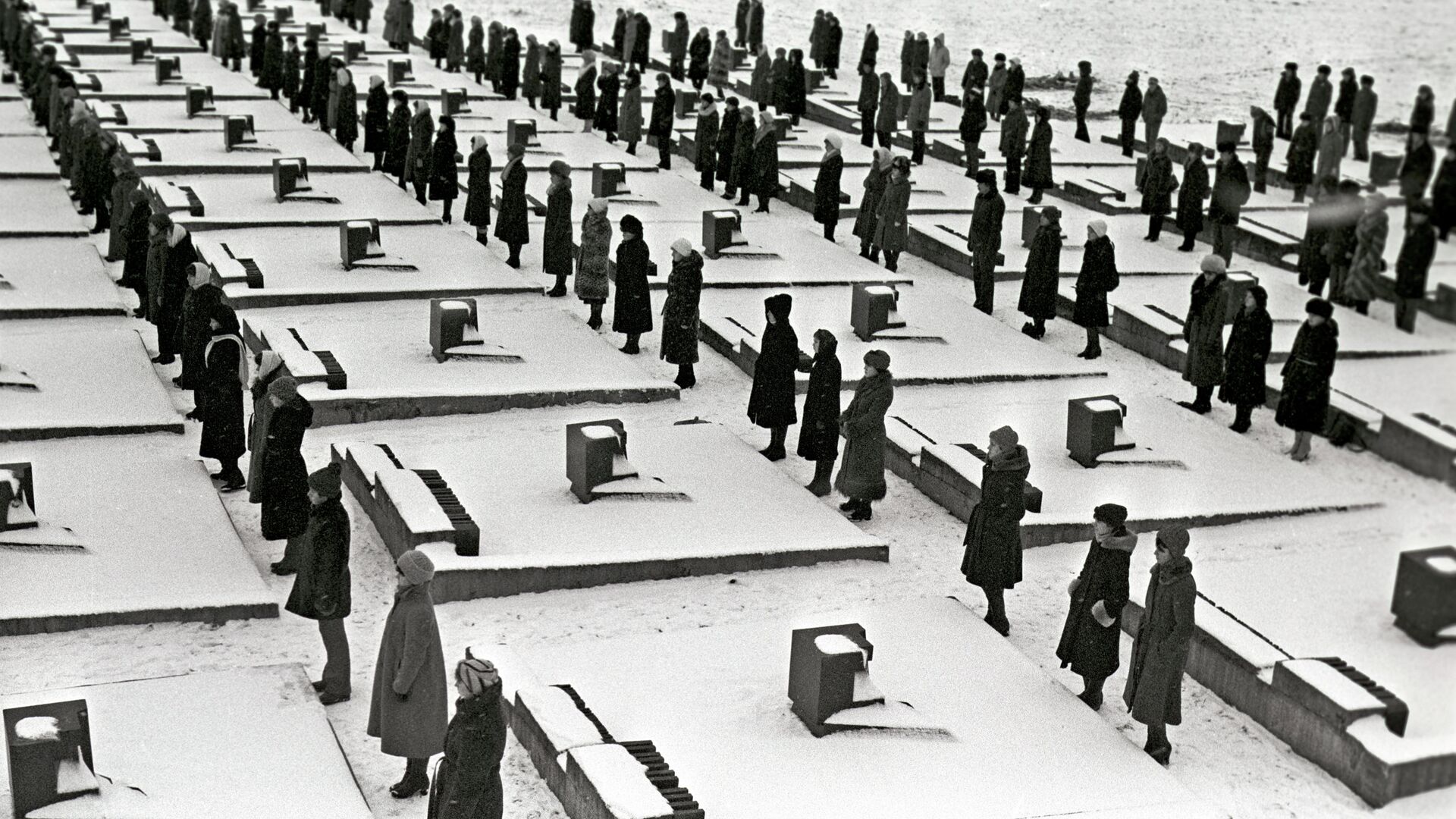 Участники поезда мира советской молодежи на мемориале в Хатыни - РИА Новости, 1920, 22.03.2023