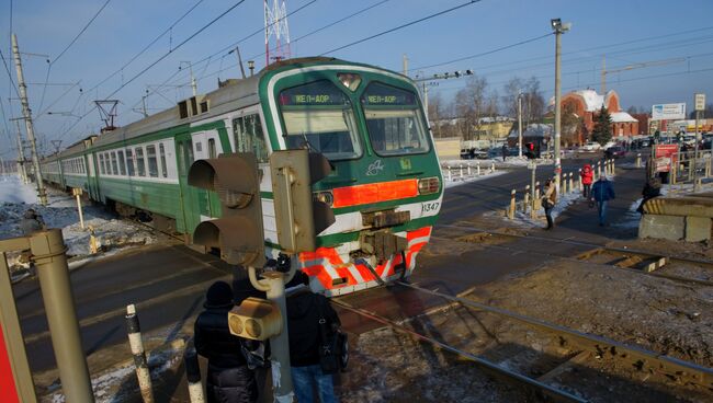 Переход и переезд через железнодорожные пути, архивное фото