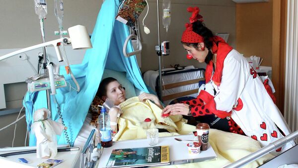 Врач в костюме клоуна в детской больнице в Берне